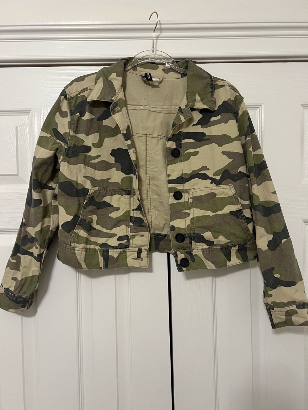 H&M Cropped Camouflage Button-Front Jacket - Green/Tan in size Small